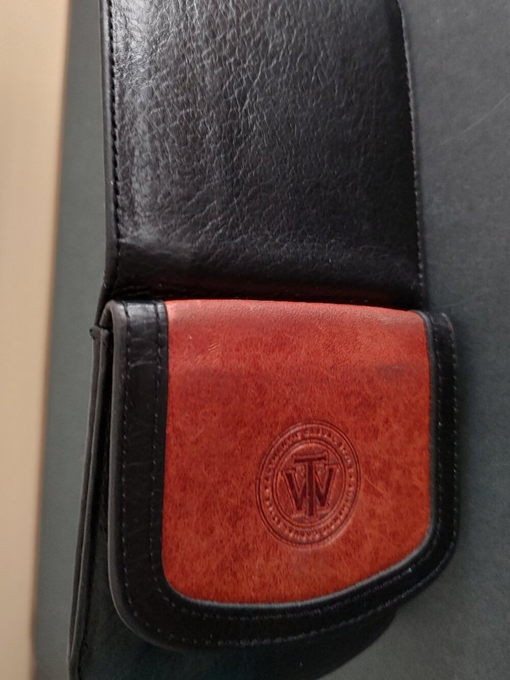 TAXI WALLET TWO TONE LEATHER OF BLACK AND TAN LEATHER NICE SLIM WALLET EX COND